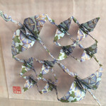 レストラン香味屋 - 一枚から仕上げられた複数の鶴の折り紙