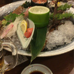 さかな市場 広島駅北口店 - 刺身盛り合わせ 店中央に大きな水槽といけすがあるので外人の接待にはちょうどいい。