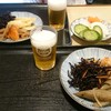 せきね - 料理写真:惣菜と漬け物で１杯、の図