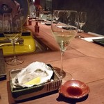 山城屋分店 - 女川町産の生牡蠣、フランチャコルタとの相性のよさは言うまでもない