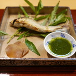 和食 こんどう - 「焼物」
            琵琶湖の鮎と蓼の葉　2016年7月