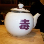 浅草じゅうろく - 最後に出てきた蕎麦茶の急須。なぜか「毒」