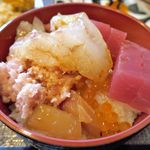 大和屋 音次郎 - 続いては真鯛、まぐろ、ねぎとろ、漬けにした刺し身、いくらを盛り合わせた海鮮丼をいただきます！　
