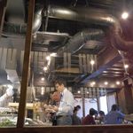 大和屋 音次郎 - 入口から店内を見ると、先行して店内の料理を楽しむ方の姿がありました。
      
      店内が混乱していないのは、10人ごとに15分刻みで案内をしているからとのことで、混雑店なのに店内は快適に過ごせるのも好印象です。