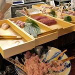 大和屋 音次郎 - 職人が握る寿司、分厚く大きな刺し身が入った木桶