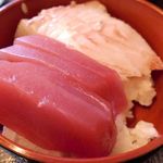 大和屋 音次郎 - まぐろとサワラを盛り合わせた海鮮丼をぺろり！