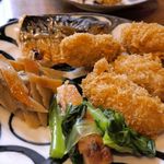 大和屋 音次郎 - まずは焼き魚、煮物、カキフライなどのおかず類から食べてみることに。