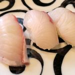 大和屋 音次郎 - 続いて白き身が特徴の厚みと旨みたっぷりなカンパチの寿司をぺろり！