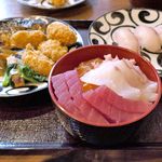 大和屋 音次郎 - 早速おかず類、寿司、海鮮丼を盛り合わせた盆を席の上に置き