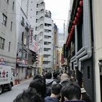大和屋 音次郎 - と、言うことで、16日の9時40分すぎにお店に行ってみると、既に列は長々と続いていました。