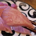 大和屋 音次郎 - ぶりの刺身はハリのある食感に加えて、口の中にからみつくような旨味がたまりません！！