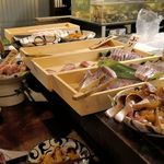 大和屋 音次郎 - 刺し身やお寿司を楽しんだあとは、色々とおかずをとって刺し身コーナーに差し掛かると、魚の量が増えていてびっくり！　