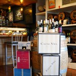 ル・コントワール・オクシタン - 左手・カウンター席、右手・ワイン樽