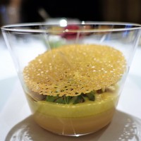 レ セゾン - フォアグラのロワイヤルにトウモロコシのブルーテ
                　食感をだしたクルスティヤントと酸味をつけたコンディマンを添えて