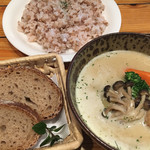 チーズハウス ヤルゴイ - ホエーシチューとパンともち麦ごはん