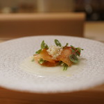 寿しの吉乃 - 琵琶湖の鱒にブルゴーニュの海藻バター