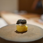 寿しの吉乃 - インカの目覚めにマスカルポーネチーズとキャビアを乗せて