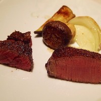 神戸牛炉釜炭焼ステーキ IDEA 銀座 - 短角牛(左)・シャトーブリアン(右)