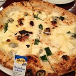 ピッツェリア ダ・アオキ タッポスト - ディナー：ピッツァ・クアトロフォルマッジ（2012年11月）