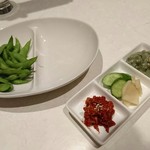 Kakure Shouwasakaba Tegetege - 枝豆と珍味三点