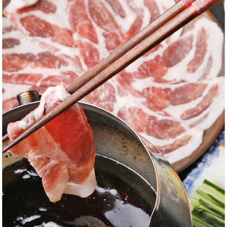 Be sure to try Satsumaya's famous Kurobuta pork oil shabu shabu.