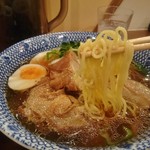 Yaesuramen - ツルツルした食感の麺（鶏チャーシュー麺）