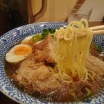 八重洲ラーメン - ツルツルした食感の麺（鶏チャーシュー麺）