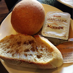 洋食屋クローバー - パンが付いてる