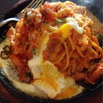 洋食屋クローバー - 鉄板ナポリタン  目玉焼きトロ〜リ！