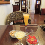 La Dolce Vita Bar - ドリンクとガーベラ