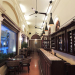 La Dolce Vita Bar - ワインが並ぶカウンター