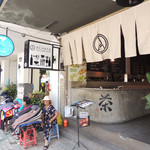 Achaya Cafe - お店の前でお店を広げて・・