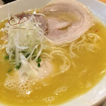 無化調 鶏白湯ラーメン 麺舗 作一 - 鶏白湯淡玉らーめん（塩）　810円