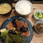 食堂コヨミ - 鶏の唐あげと茄子の南蛮タレ