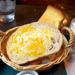 58967919 - マーマレード＆バターを塗った胚芽パンは、カリッと軽快な食感