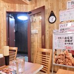 Karaage Hitosuji - 店内のテーブル席の風景です