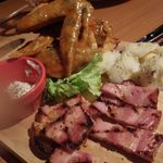 バッファローウィングとベーコンステーキ