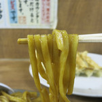 トナリ - タンメンと同じ平打ち太麺を使用