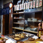 ○家 - 映画セットが如き店内