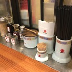 久留米・大砲ラーメン KITTE博多店 - カウンター