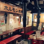 Horumon honpo shinbashi ten - 気軽に立ち寄れる、昭和レトロの香りがするホルモン屋のお席です。