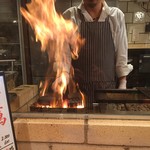 高知県芸西村 土佐鴨 - 鰹の藁焼きを焼いています