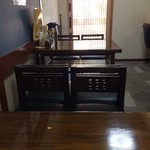 神戸豚角 - 4人掛けテーブルが
2卓