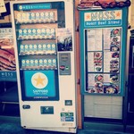 MOSS RoastBeef Stand - 入り口は自動販売機です。左下に取っ手があるので回して引いて下さい。