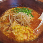 UNO - トマトmisoラーメン800円(ドリンクバー付)。