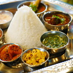 砂の岬 - Eraal Pepper Fry〔プラウン・ペッパーフライ〕・Muttai Poriyal〔エッグ・ポリヤル〕・Keerai Maseeyal〔スピナッチ・マシヤル〕