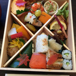 Kyoshumi Hisaiwa - お寿司は二段だよ、おかずもほとんど二段❣️
      レモンの下は鴨、大きいの三枚〜♪