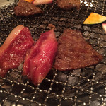 備長炭焼肉としゃぶしゃぶ 仔虎 - 2016年11月。炭火焼です。