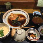 Mugiya Gyosembou - 夜のセット 麦とろと季節の煮魚 １７５０円
                ２０１６年１１月１８日実食