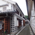 Jizakeno Idutsuya - 人の往来が絶えない中央通りには「なまこ壁」と呼ばれる壁塗りの様式がそのまま残されています。
                        